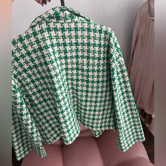 Cute vest looks cropped but its not with pockets - Picture 1 of 3